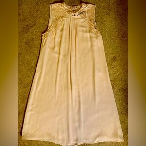 Beautiful flowy dress fully lined soft crepe and lace invisible zipper